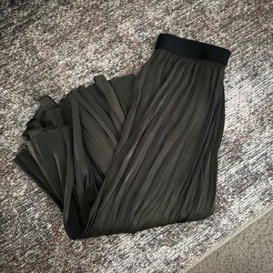 Simply Vera Verawang Pleated Skirt size small